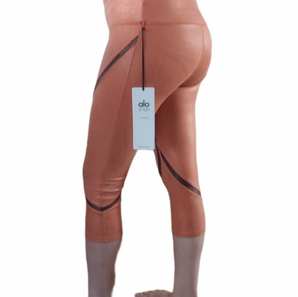 ALO Yoga whisper Capri legging . - Picture 12 of 16